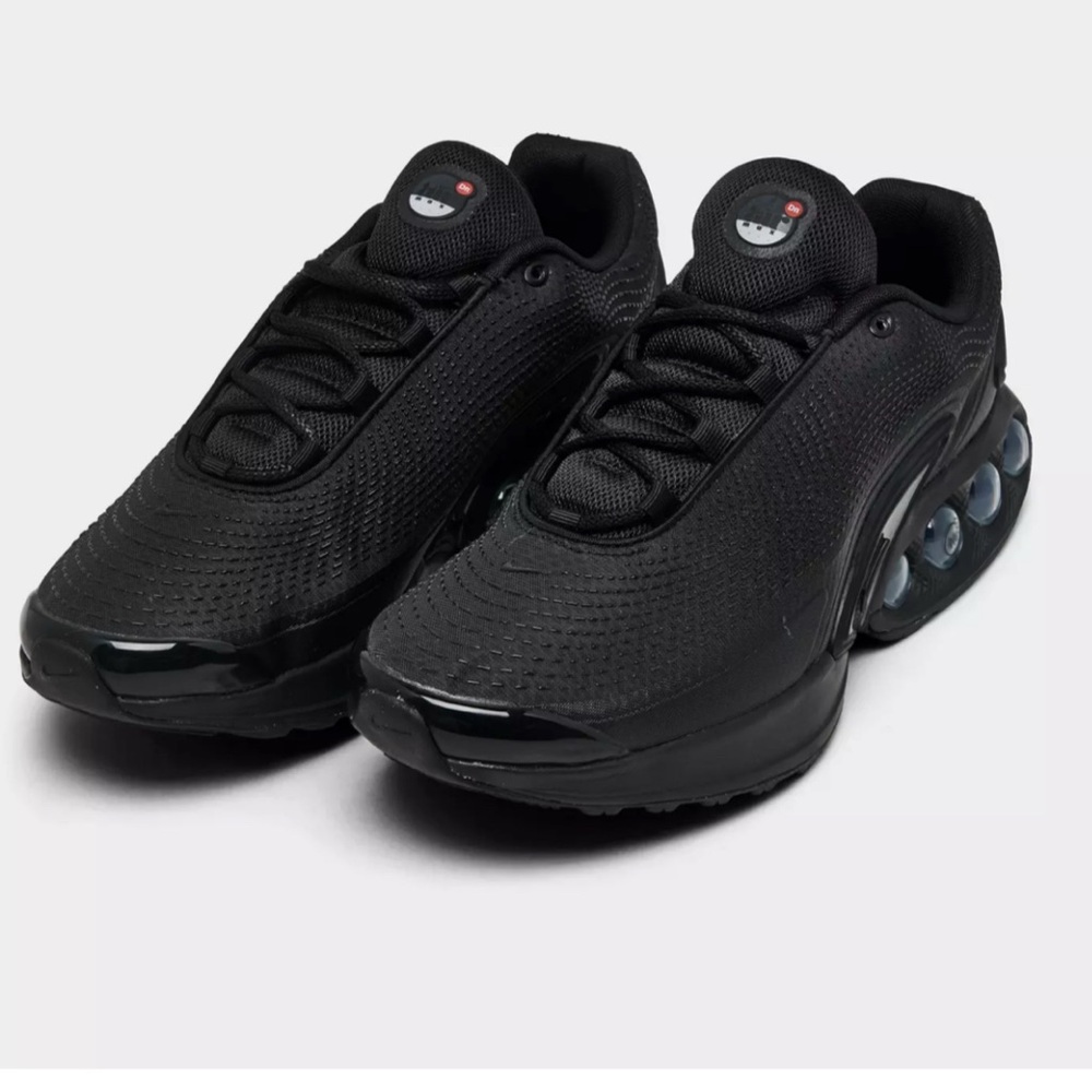 Mens Black Nike Air Max DN sneakers size 9.5